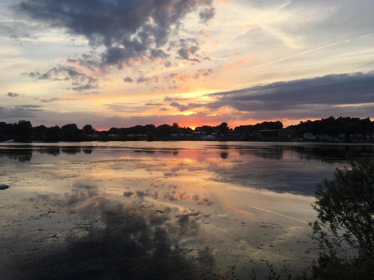 Fable Lodge Tattershall Lakes - Luxury Lakeside Lodge With Hot Tub Exteriör bild