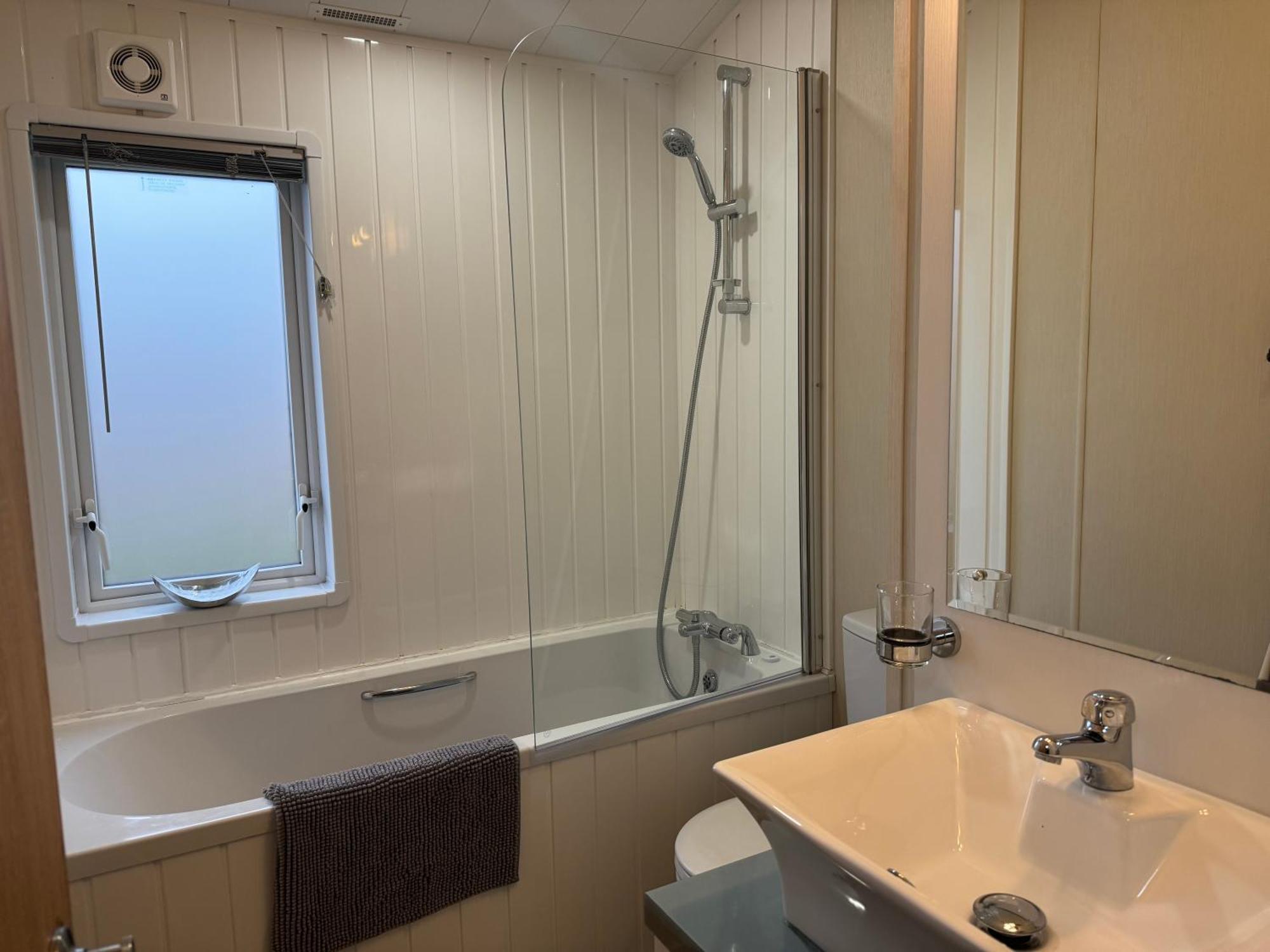Fable Lodge Tattershall Lakes - Luxury Lakeside Lodge With Hot Tub Exteriör bild