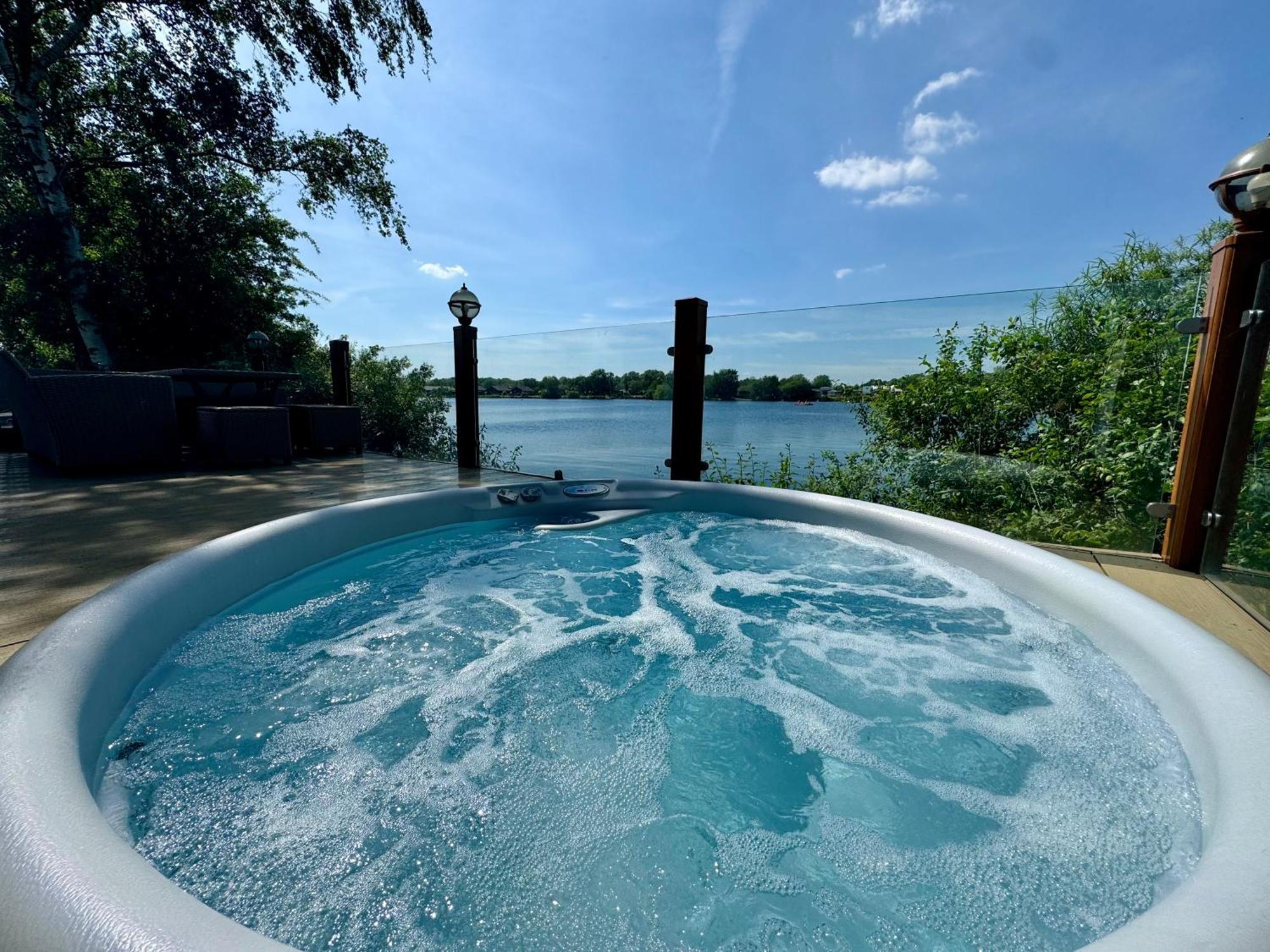Fable Lodge Tattershall Lakes - Luxury Lakeside Lodge With Hot Tub Exteriör bild